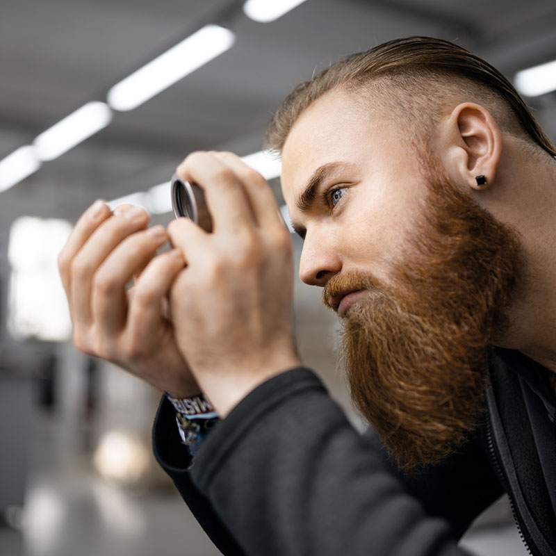 Produktion Mitarbeiter prüft Qualität