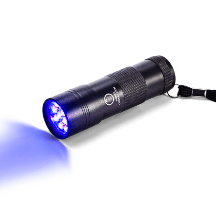 UV-Taschenlampe leuchtend