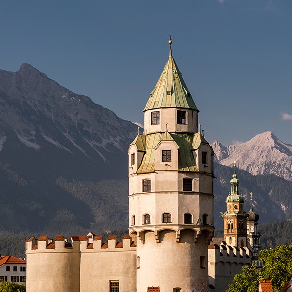 Münzerturm von Hall in Tirol mit Bergen im Hintergrund