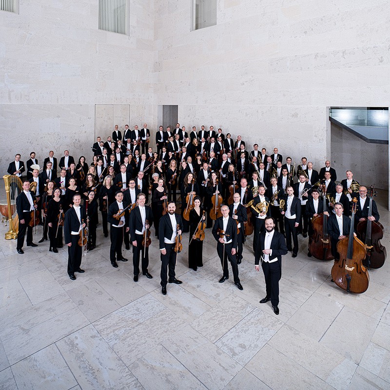 Gruppenfoto vom Wiener Symphoniker Orchester mit Instrumenten