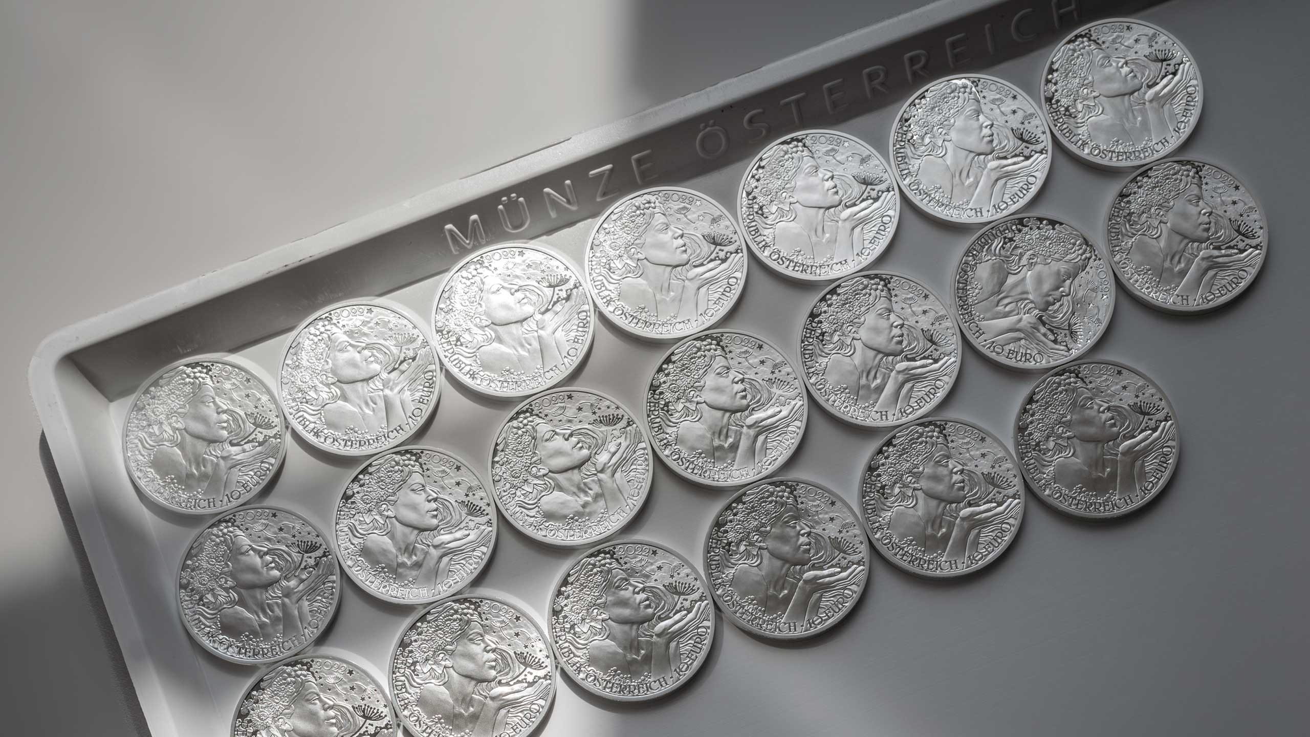 Sammlermünzen-Tablett mit vielen Einzelmünzen