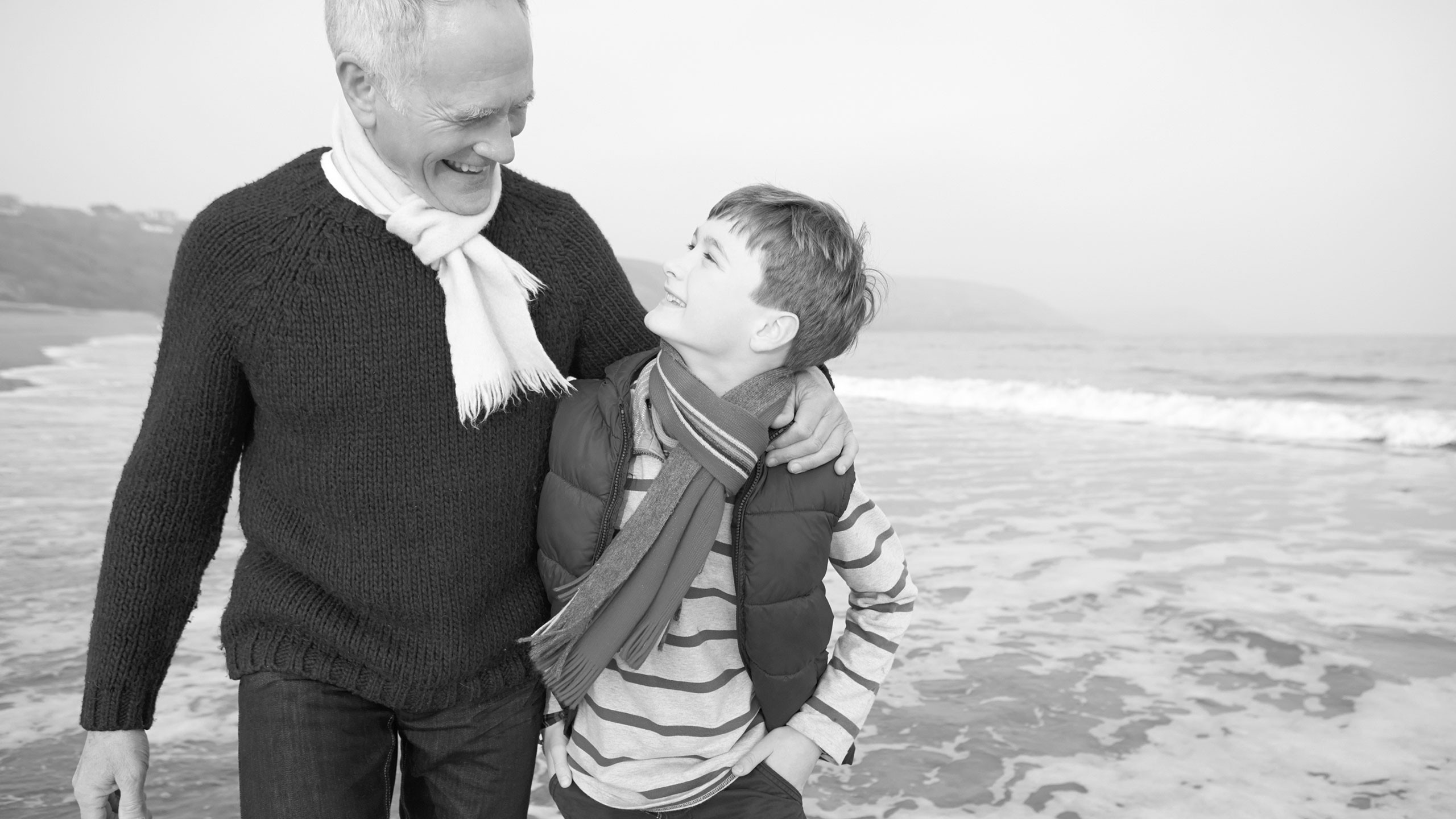 Opa mit Enkel am Strand Headerbild GoldSparplan