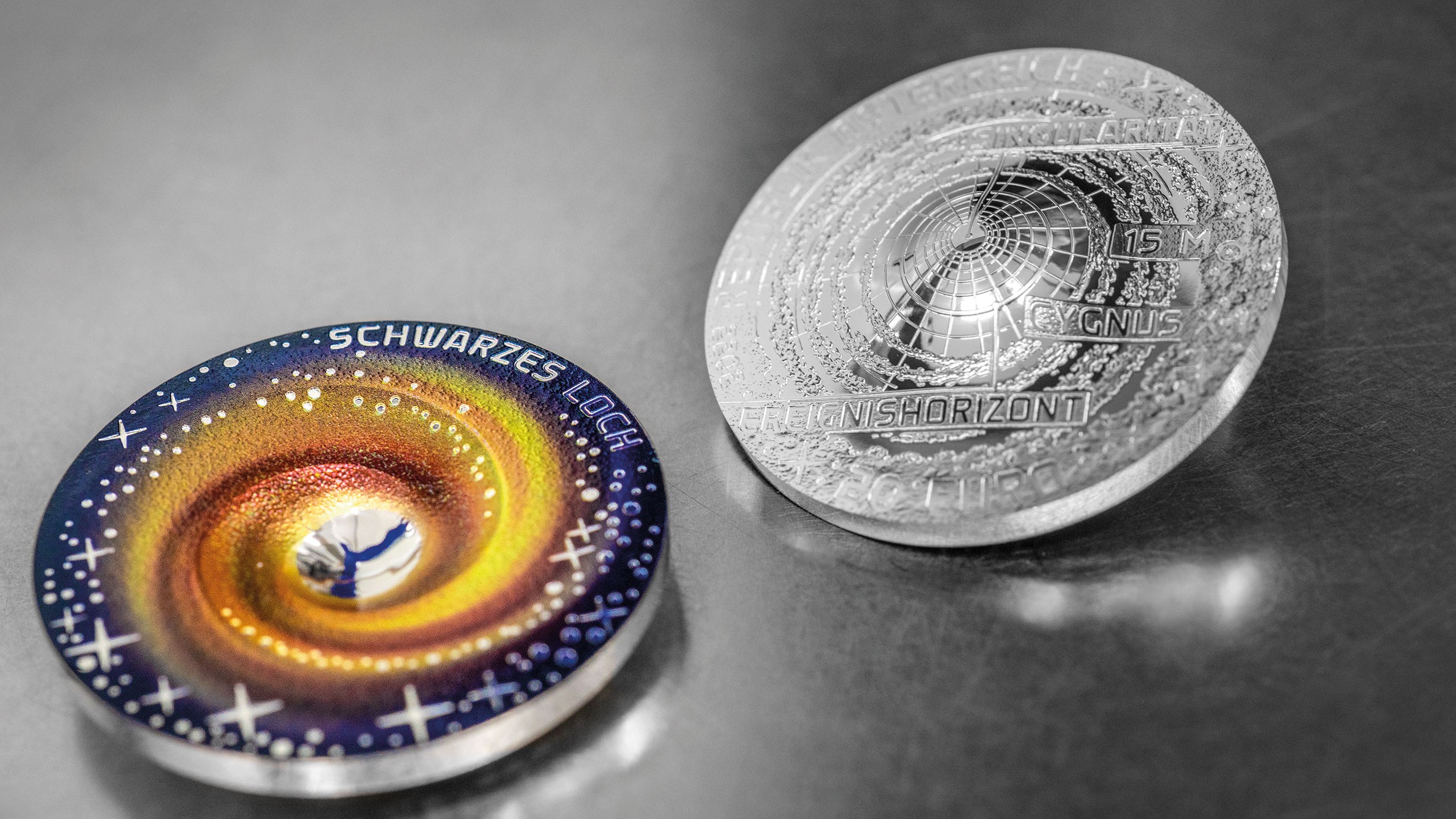 Sammlermünzen Schwarzes Loch Vorder- und Rückseite liegend silberner Hintergrund
