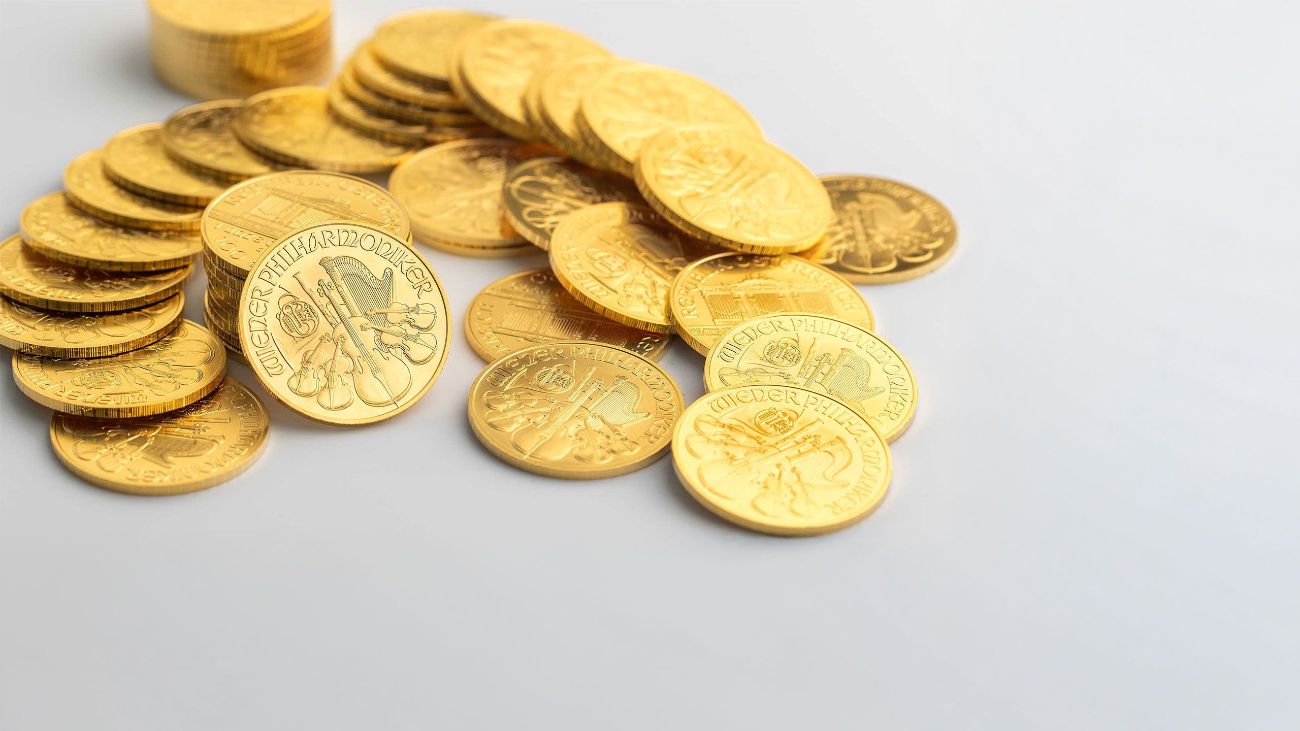 Mehrere Gold-Philarmoniker auf grauem Hintergrund