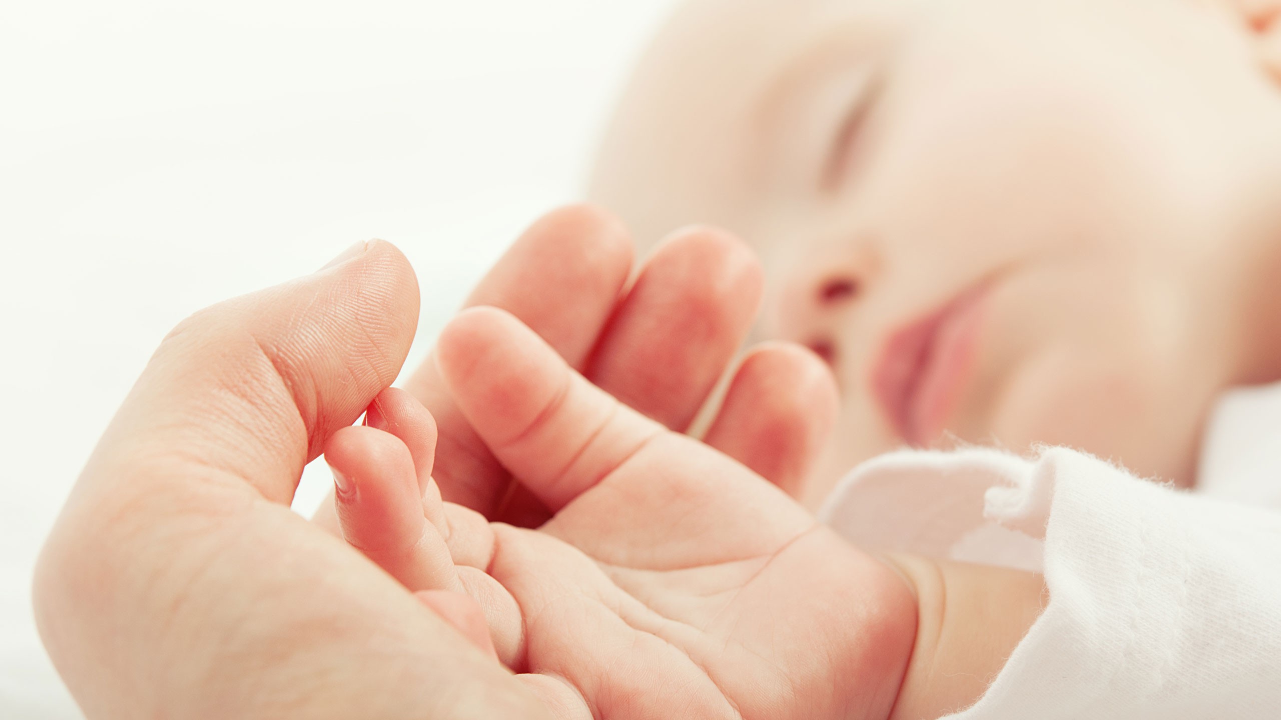 Baby schlafend mit Detailansicht Hand